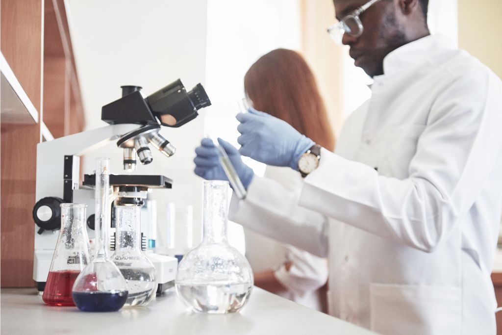 Scientists working in a diagnostic laboratory