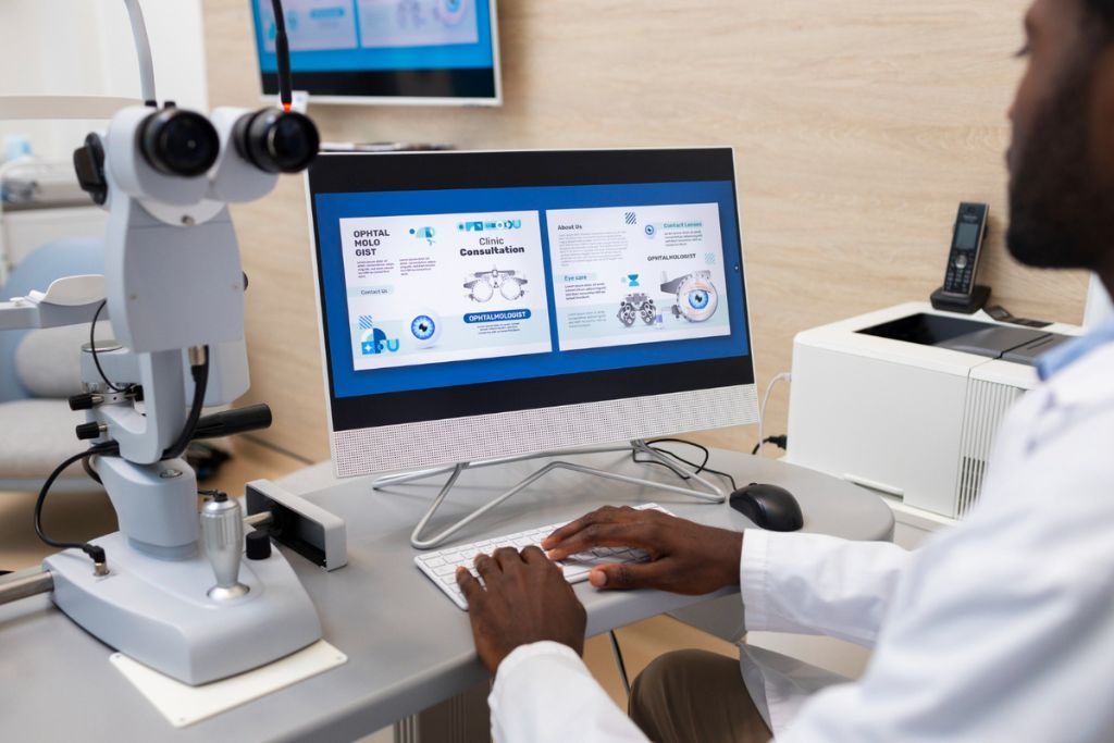 Microscope and screen in a diagnostic laboratory
